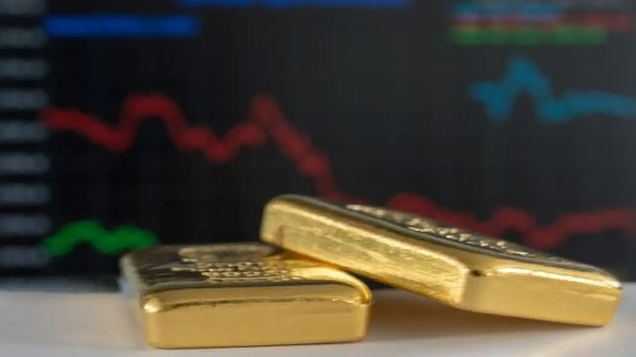 انخفاض أسعار الذهب مع ارتفاع الدولار الأمريكي لأعلى مستوى في عام.